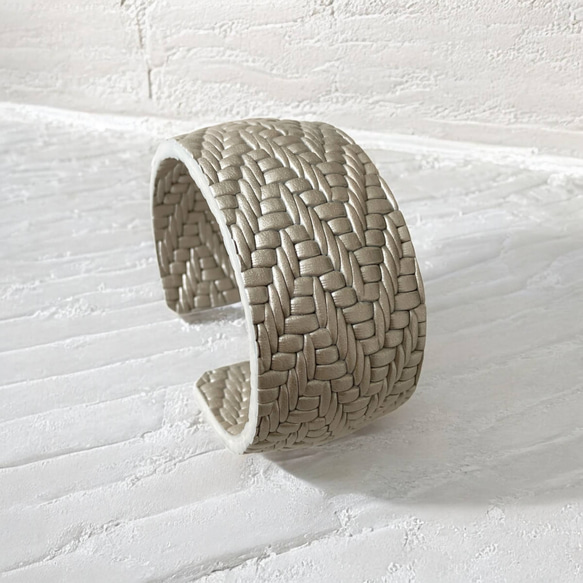 Pearl Glitter太めバングル 牛革 シルバー ギルバー オールシーズン　春　夏　秋　冬 6枚目の画像