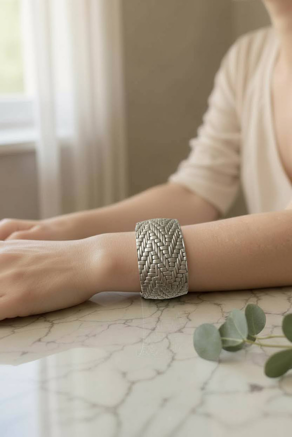 Pearl Glitter太めバングル 牛革 シルバー ギルバー オールシーズン 春