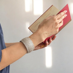 Pearl Glitter太めバングル 牛革 シルバー ギルバー オールシーズン　春　夏　秋　冬 3枚目の画像