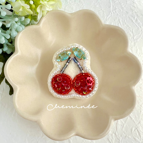 ビーズ刺繍♡さくらんぼのミニブローチ ブローチ Cheminée 通販