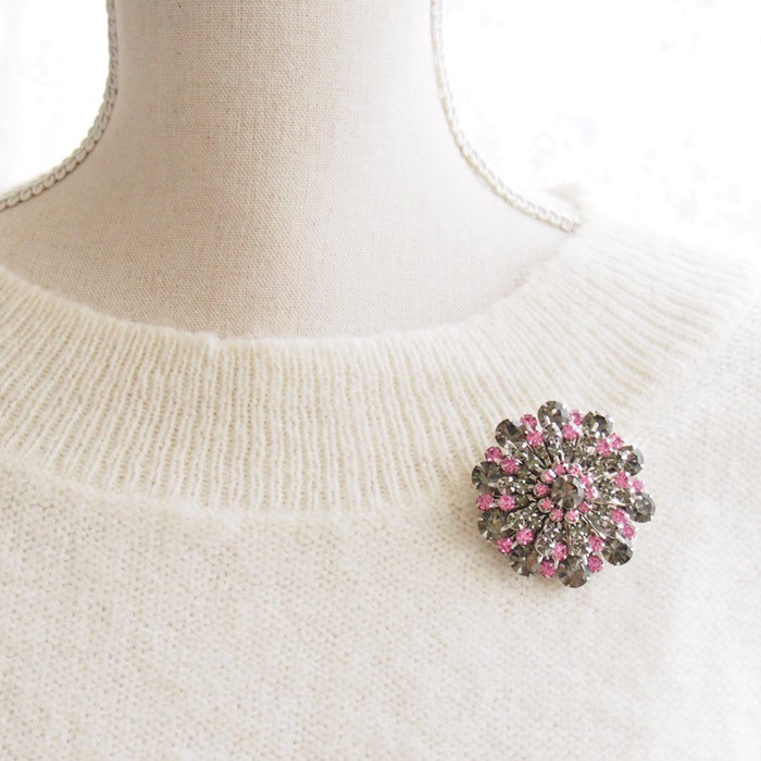 ヴィンテージ　Unsigned Beauty　シルバートーン　ピンク＆グレーラインストーン　ラウンド　ブローチ