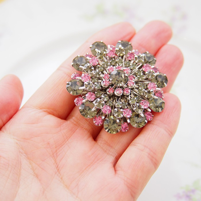 ヴィンテージ　Unsigned Beauty　シルバートーン　ピンク＆グレーラインストーン　ラウンド　ブローチ