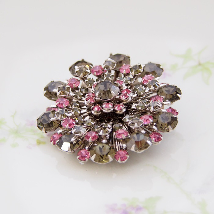 ヴィンテージ　Unsigned Beauty　シルバートーン　ピンク＆グレーラインストーン　ラウンド　ブローチ