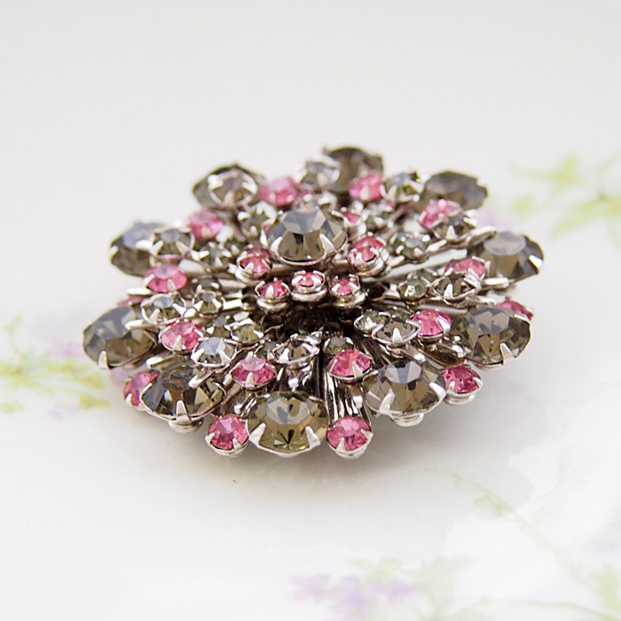 ヴィンテージ　Unsigned Beauty　シルバートーン　ピンク＆グレーラインストーン　ラウンド　ブローチ