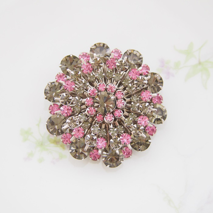 ヴィンテージ　Unsigned Beauty　シルバートーン　ピンク＆グレーラインストーン　ラウンド　ブローチ