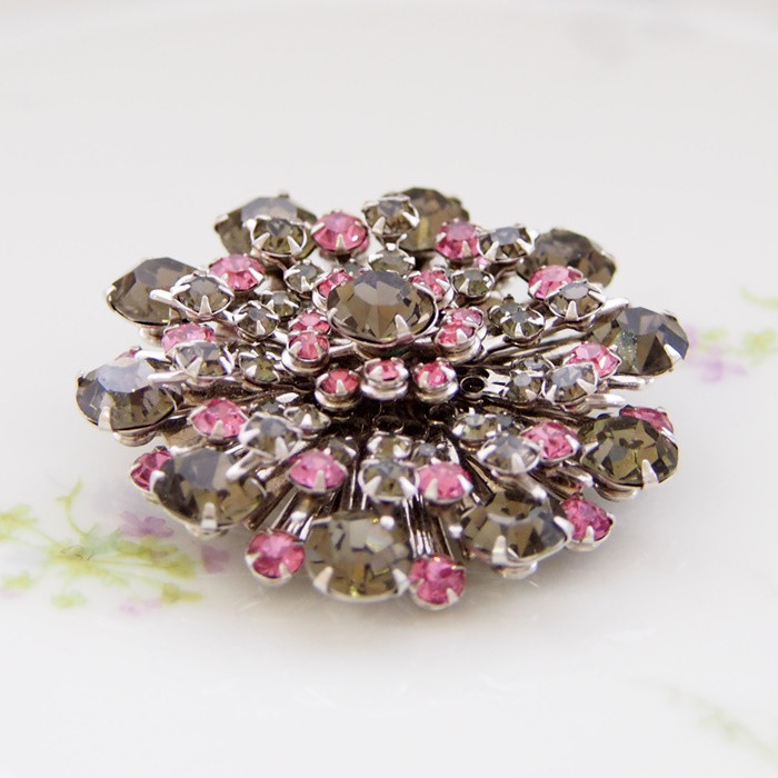 ヴィンテージ　Unsigned Beauty　シルバートーン　ピンク＆グレーラインストーン　ラウンド　ブローチ