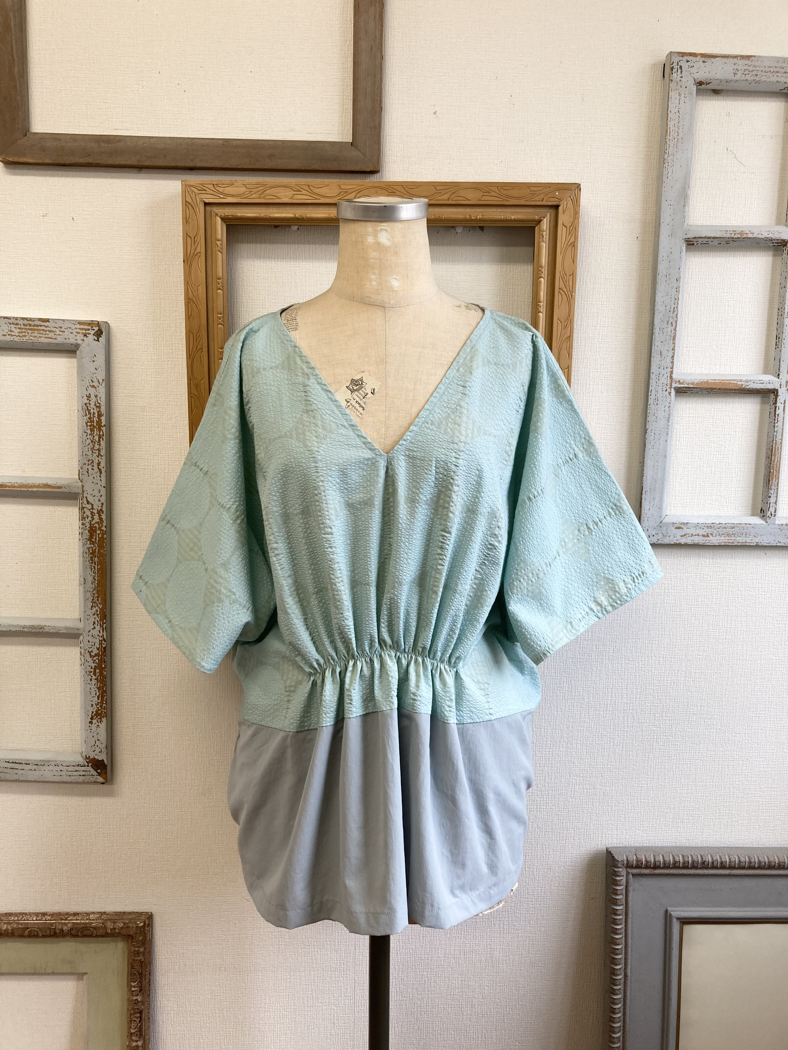 セール価格★夏涼しい凹凸コットン素材❤️水色柄V首コットンブラウス 水色（サイズフリーL〜L L）