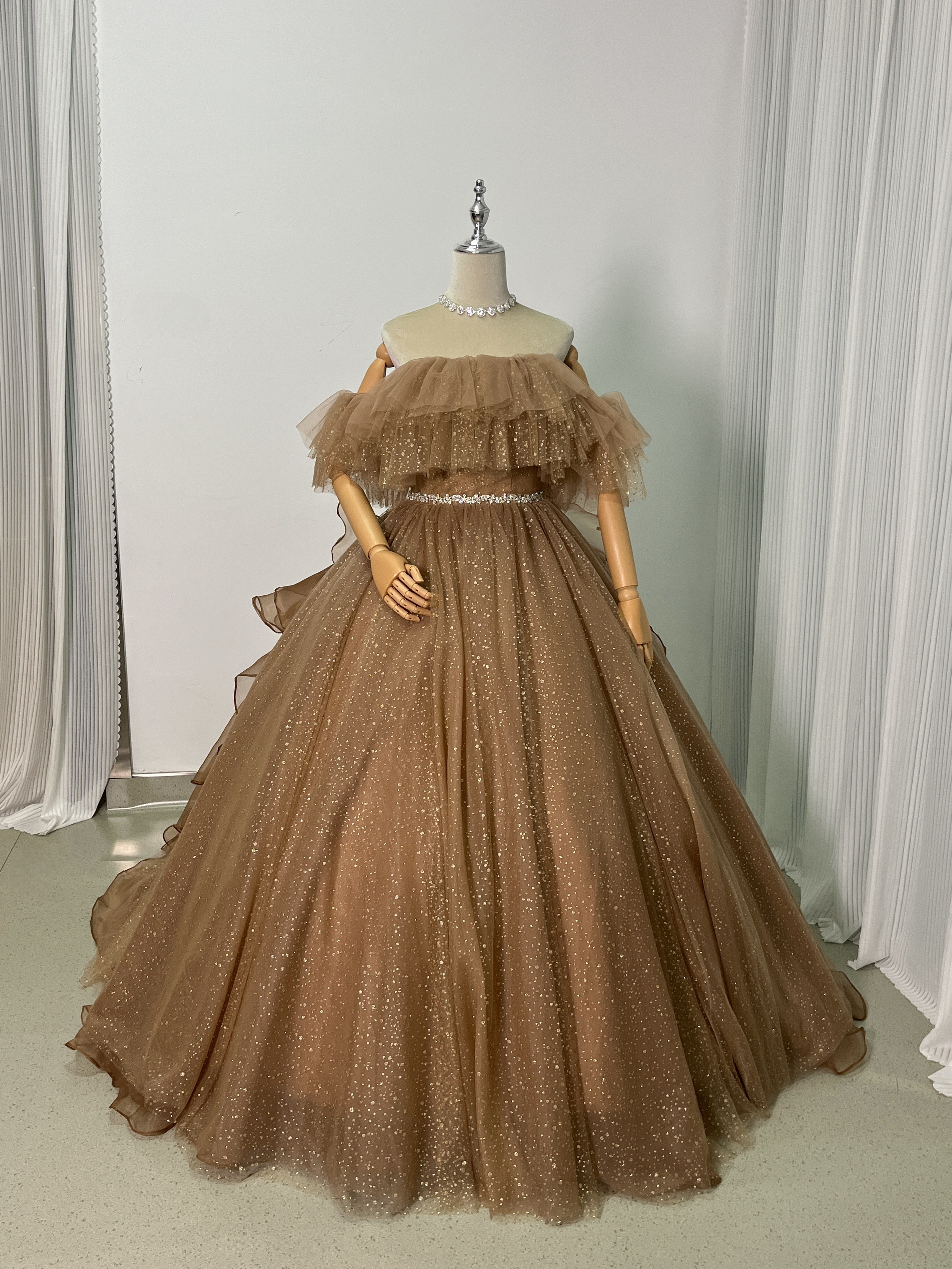 送料無料！豪華！ カラードレス ベージュ キラキラグリッターチュール ラッフルフリル ブライダル  大人っぽい
