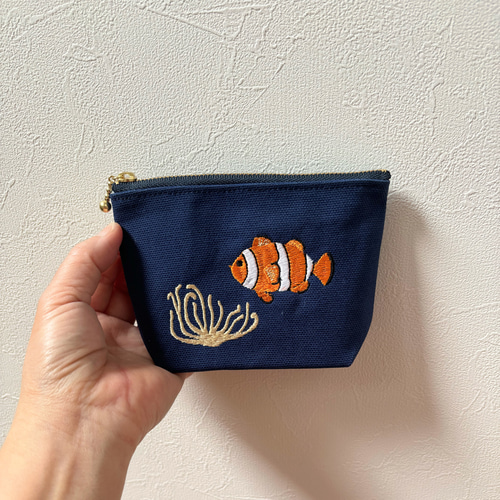 刺繍のポーチ〈カクレクマノミ/ネイビー・ブルー〉 ポーチ Lima