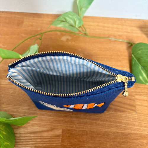 刺繍のポーチ〈カクレクマノミ/ネイビー・ブルー〉 ポーチ Lima
