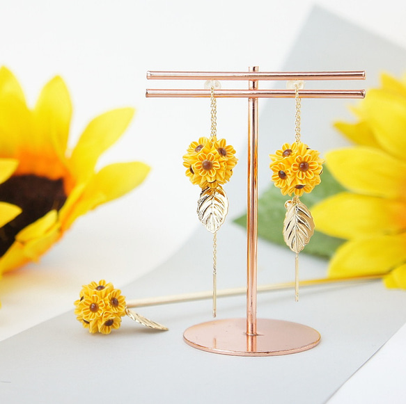 ひまわりデザインの樹脂製ピアス、小さめのサイズで可愛らしさを演出