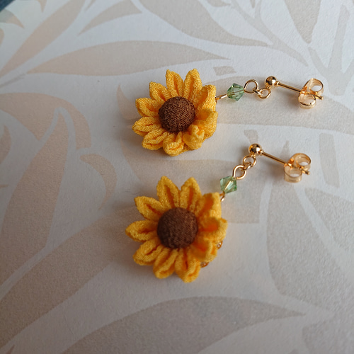 真夏の青空にピッタリ夏を感じる ひまわりのイヤリング/ピアス