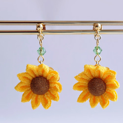 真夏の青空にピッタリ夏を感じる ひまわりのイヤリング/ピアス