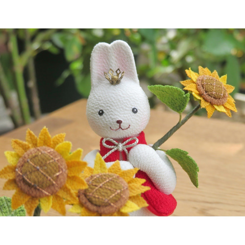 夏飾り【福福うさぎ（左肩抱え赤服） 向日葵セット】正絹縮緬