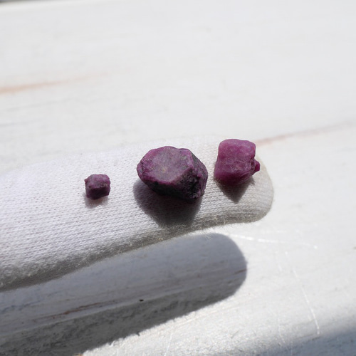 アフリカ産小さな天然ルビー原石いっぱいトータル103.6ct(ルビー