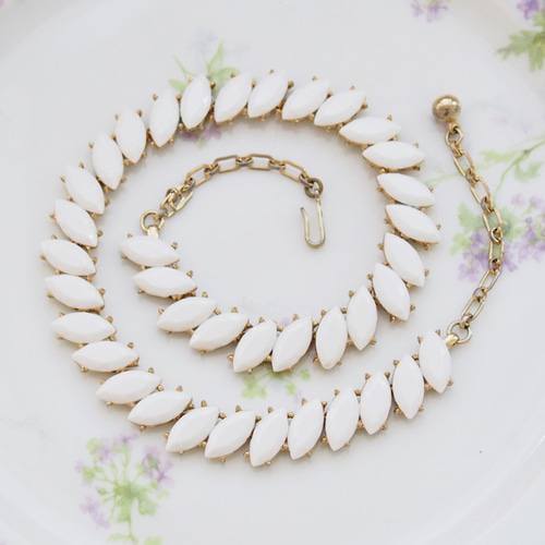 ヴィンテージ Trifari トリファリ ゴールドトーン ホワイトライン