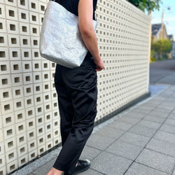 [特殊軽量素材]シワ加工ショルダートート　シルバー×ターコイズブルー 18枚目の画像