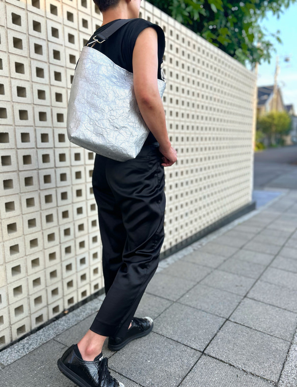 [特殊軽量素材]シワ加工ショルダートート　シルバー×ターコイズブルー 18枚目の画像