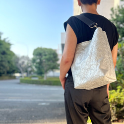 [特殊軽量素材]シワ加工ショルダートート　シルバー×ターコイズブルー 11枚目の画像