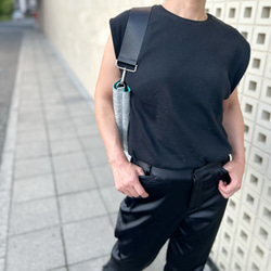 [特殊軽量素材]シワ加工ショルダートート　シルバー×ターコイズブルー 17枚目の画像