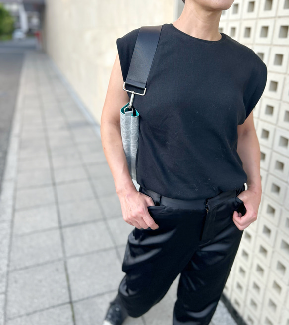 [特殊軽量素材]シワ加工ショルダートート　シルバー×ターコイズブルー 17枚目の画像
