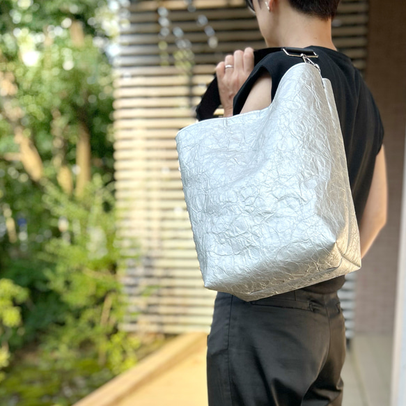 [特殊軽量素材]シワ加工ショルダートート　シルバー×ターコイズブルー 14枚目の画像