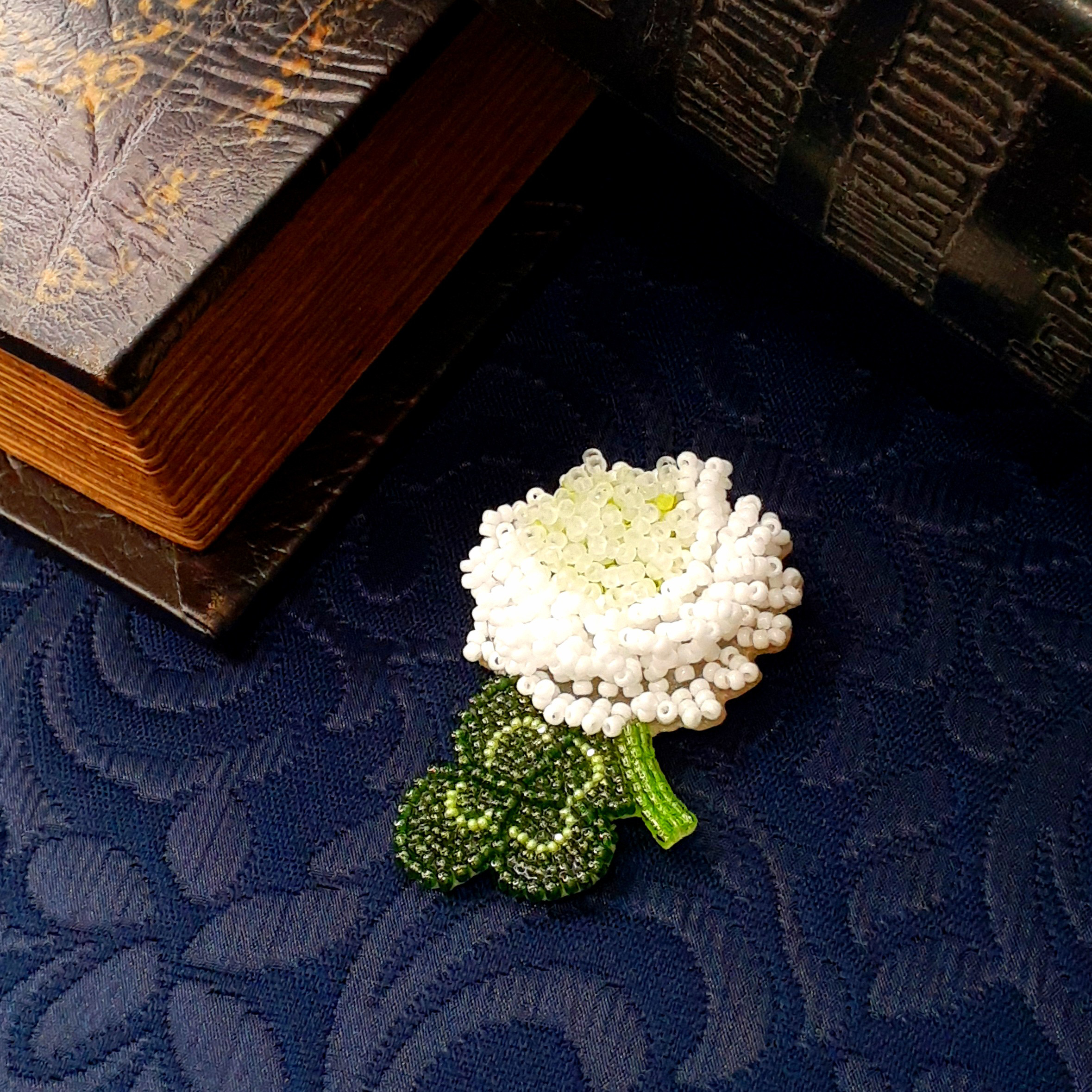 <受注>ののはな しろつめくさのブローチ＊オートクチュールビーズ刺繍