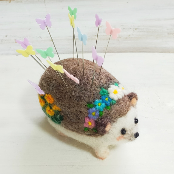 羊毛ハリネズミ(花刺繍) 大きいサイズ ピンクッションにもおすすめ