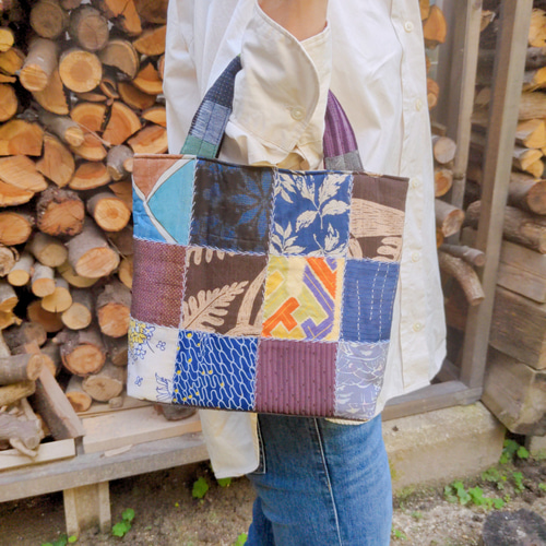 着物リメイク　着物リメイク銘仙のトートバッグ　パッチワークバック 銘仙のトートバック パッチワークバック パッチ ワーク 花 着物