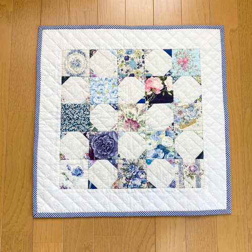 ハンドメイドパッチワークキルトのブルーのタペストリー 青系スノーボールのパッチワークタペストリー パッチワークキルト