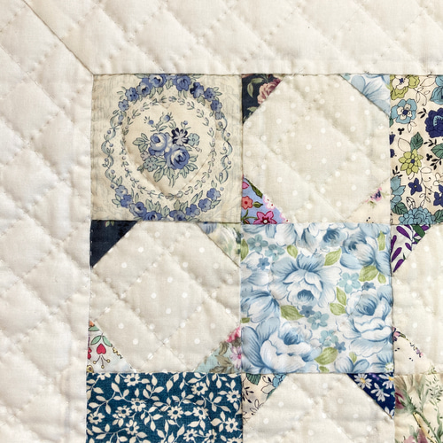 ハンドメイドパッチワークキルトのブルーのタペストリー ハンドメイドパッチワークキルトのブルーのタペストリー ハンドメイド