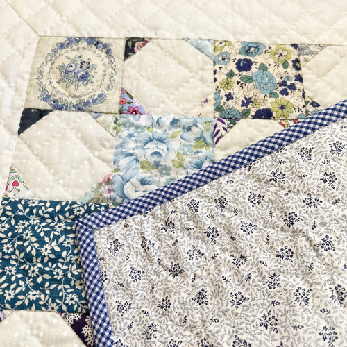 青系スノーボールのパッチワークタペストリー パッチワークキルト