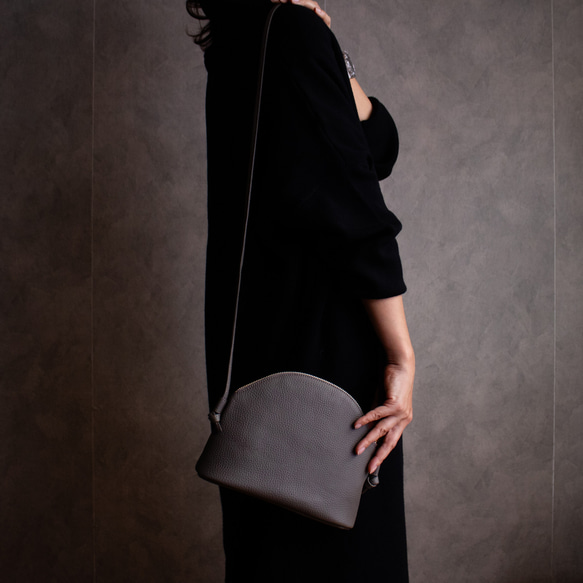 高品質真皮手拿包，簡約迷你包，小巧精緻，優雅大方，適合成人使用 [鈦銀色] 第7張的照片