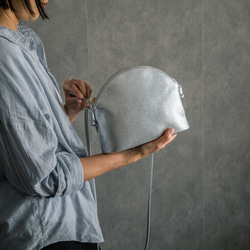 高品質真皮手拿包，簡約迷你包，小巧精緻，優雅大方，適合成人使用 [鈦銀色] 第4張的照片