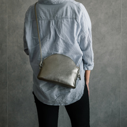 高品質真皮手拿包，簡約迷你包，小巧精緻，優雅大方，適合成人使用 [鈦銀色] 第2張的照片