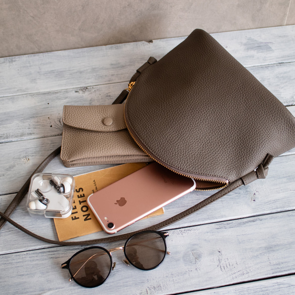 高品質真皮手拿包，簡約迷你包，小巧精緻，優雅大方，適合成人使用 [鈦銀色] 第5張的照片