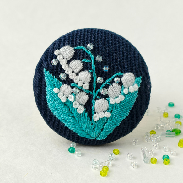 ハンドメイド刺繍ブローチ　け。です ハンドメイド刺繍ブローチ(鈴蘭)