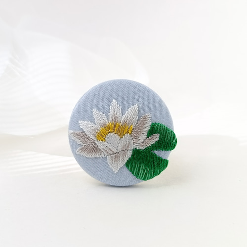 睡蓮の花刺繍ブローチ ブローチ かなちゃん手刺繍工房 通販 17981279