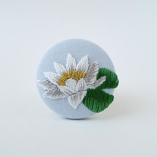睡蓮の花刺繍ブローチ ブローチ かなちゃん手刺繍工房 通販 17981279