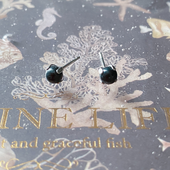 小さめ 一粒ピアス シュンガイト 4mm サージカルステンレス 3枚目の画像