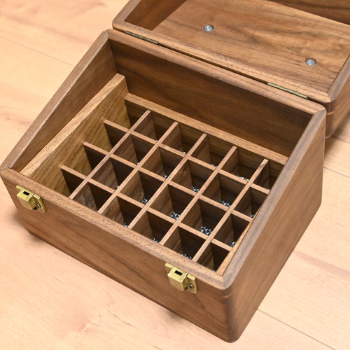 【全て新品】エッセンシャルオイル 20本セット＋ロールオン5本＋木製ボックス 全て新品】エッセンシャルオイル 20本セット＋ロールオン5本＋木製ボックス