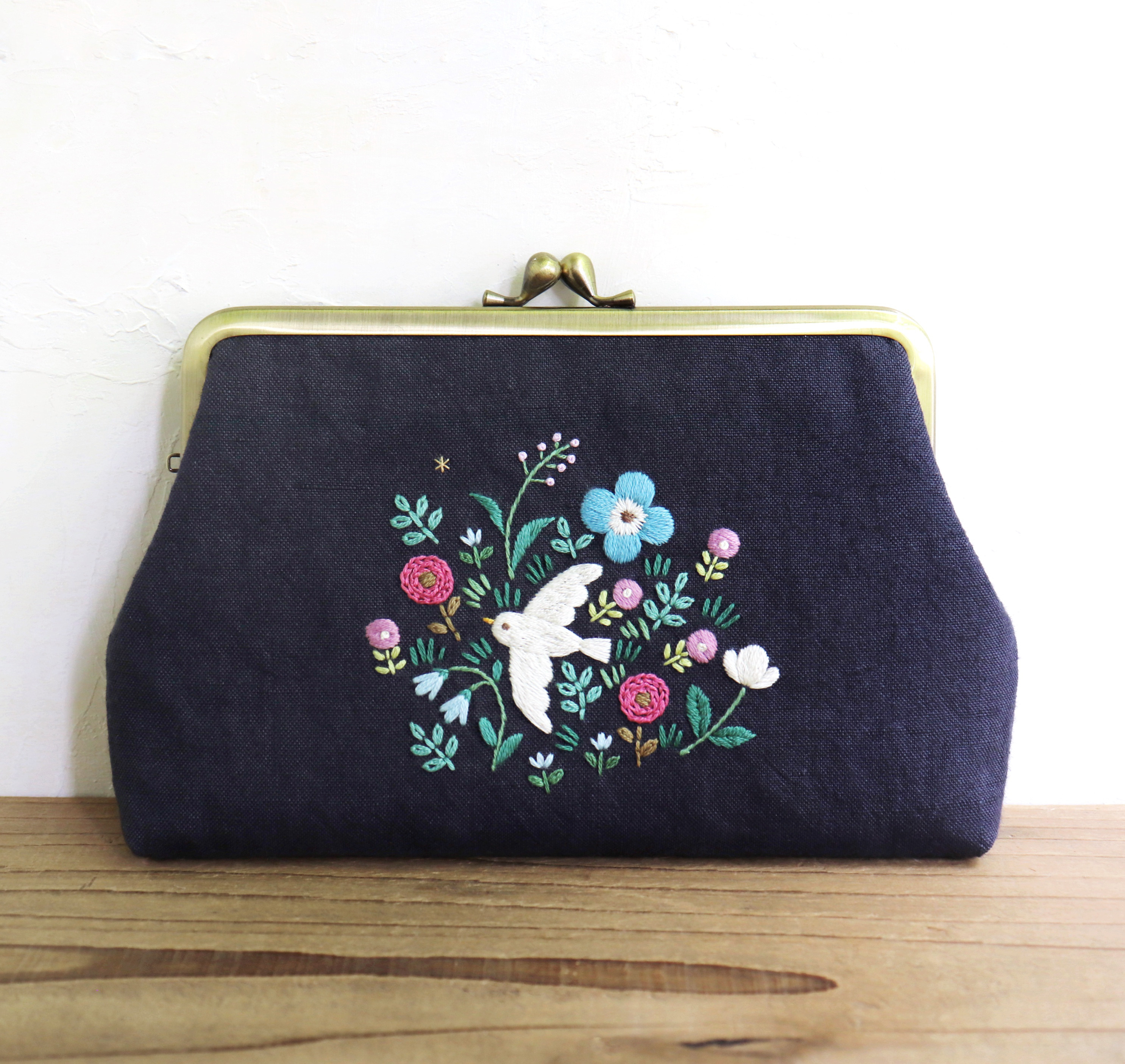 手刺繍のがま口ポーチ『鳥と草花』角型【受注制作】