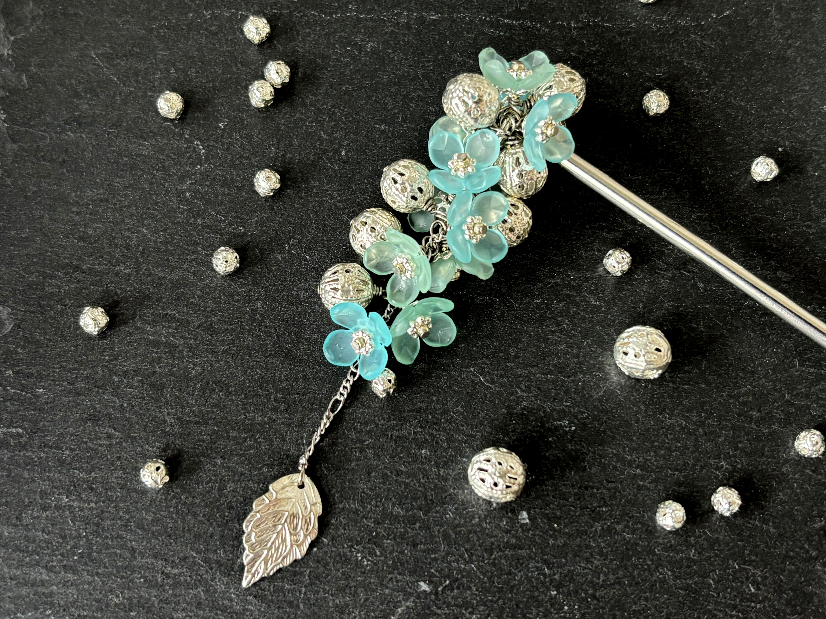 かんざし　紫陽花の様なお花ビーズの鈴生り簪　一本挿し　一本簪　フラワー　半透明　ブルー　青　水色　シルバー　0101 4,455円