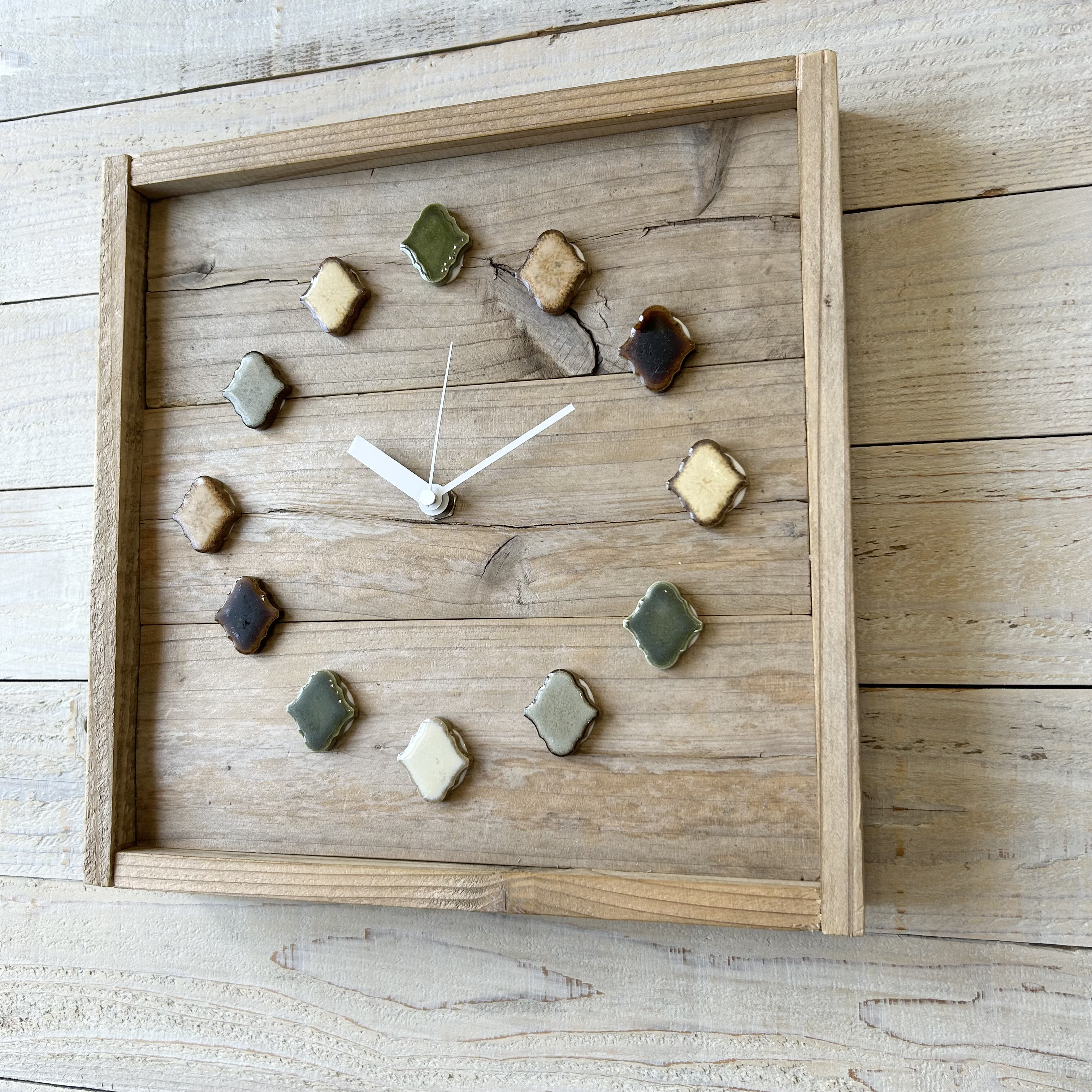 古ぼけた風合いの掛け時計299