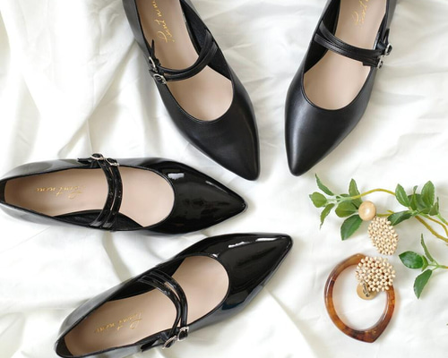 華奢な2本のストラップが足を綺麗に見せてくれる本革パンプス