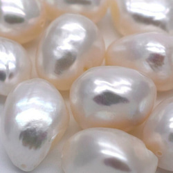 【特集掲載】ちょっぴり大きな照りっ照りバロックパールのピアス/イヤリング 11mm 12mm 真珠 スタッド チタン 5枚目の画像