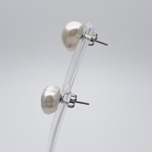 【特集掲載】ちょっぴり大きな照りっ照りバロックパールのピアス/イヤリング 11mm 12mm 真珠 スタッド チタン 4枚目の画像
