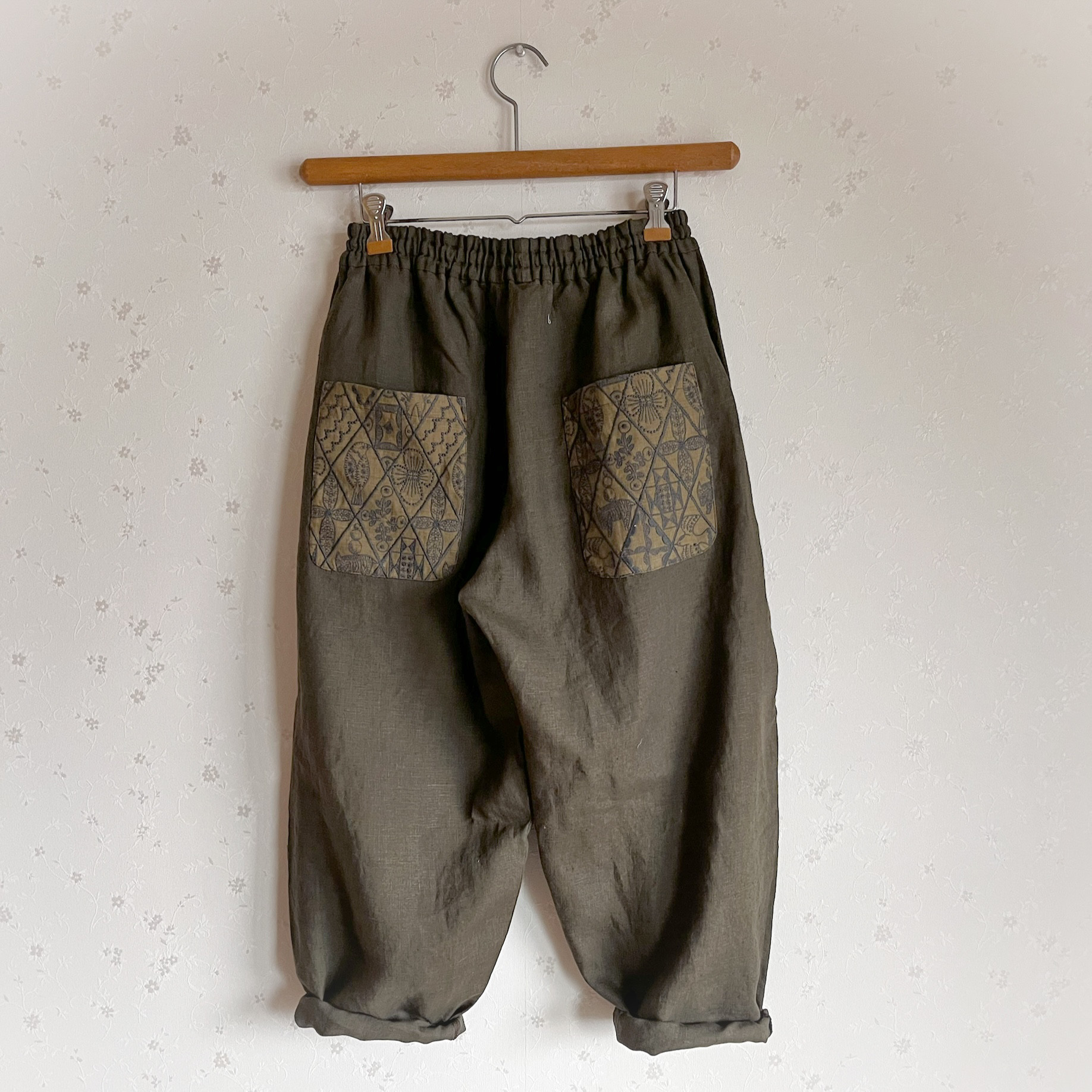 ミナペルホネン　symphony khaki  バルーンパンツ　楽ちんリネンパンツ　動きやすいバルーンパンツ　モンペ