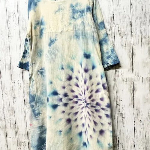 タイダイ染め 長袖ワンピース 優しいブルーのムラ染めに淡く幻想的な