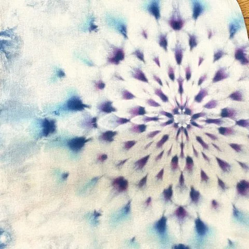 タイダイ染め 長袖ワンピース 優しいブルーのムラ染めに淡く幻想的な